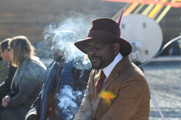 Thierry Mouele portrait avec le chapeau d'Anthony  Peto