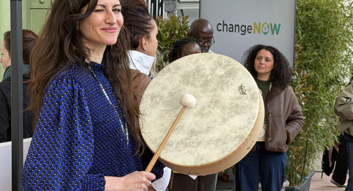 Aurore Fagnen a Change now jouant du tambour chamanique