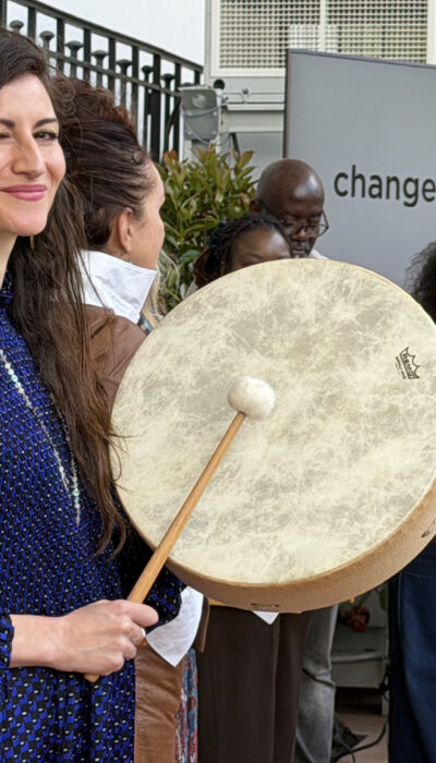 Aurore Fagnen a Change now jouant du tambour chamanique